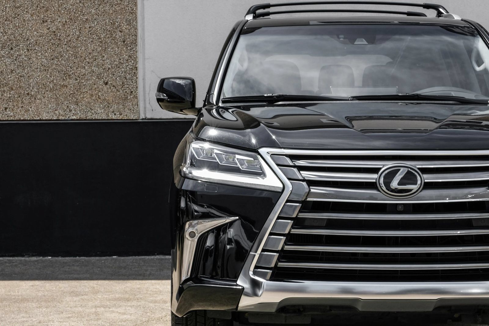 Used 2021 Lexus LX 570 4WD w/ Luxury Package image 44