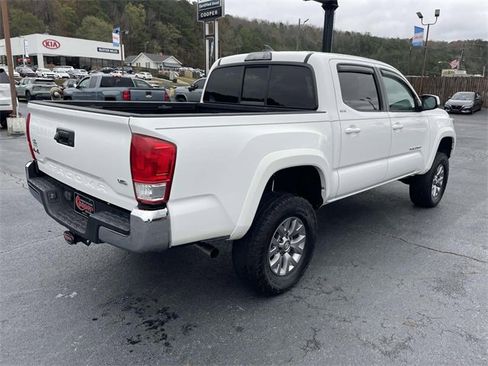 Used 2017 Toyota Tacoma SR5 image 4