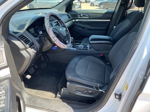 Used 2018 Ford Explorer XLT FWD image 2