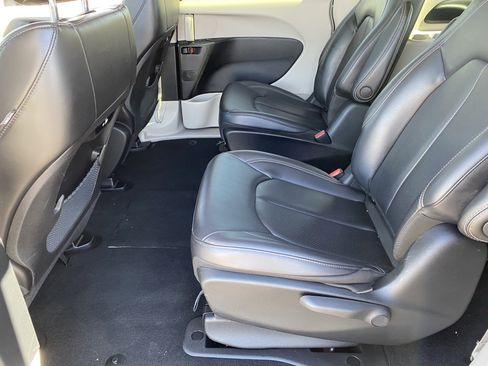 Used 2023 Chrysler Pacifica Touring-L FWD image 17
