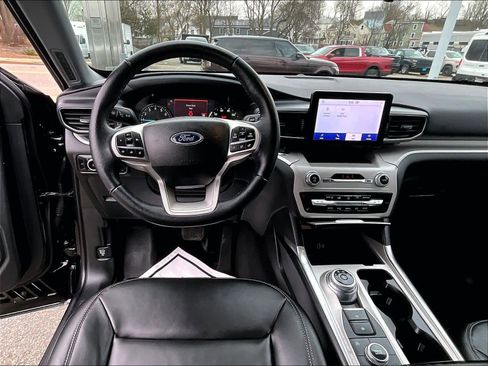 Used 2023 Ford Explorer XLT w/ Equipment Group 202A AWD/4WD image 18