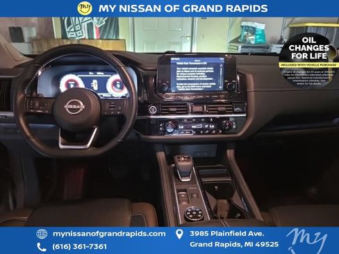 Used 2023 Nissan Pathfinder Platinum AWD/4WD image 7