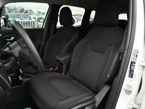 Used 2023 Jeep Renegade Altitude image 7