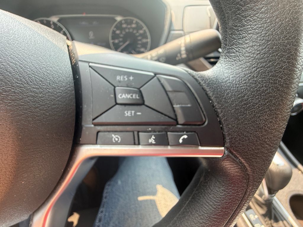 Used 2025 Nissan Altima 2.5 SV FWD image 17