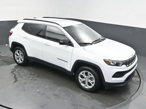 Used 2024 Jeep Compass Latitude image 31