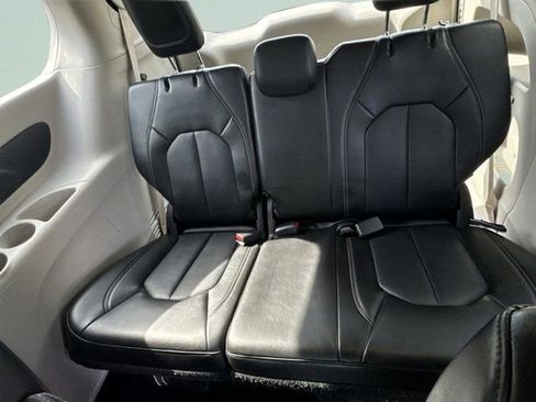 Used 2024 Chrysler Pacifica Touring-L FWD image 18