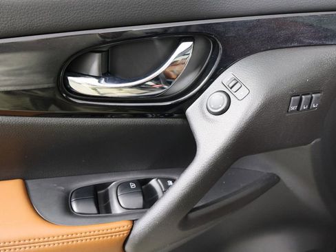 Used 2019 Nissan Rogue SL w/ Premium Package image 22