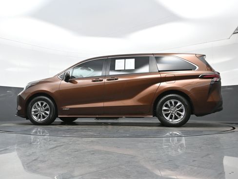 Used 2021 Toyota Sienna LE image 10