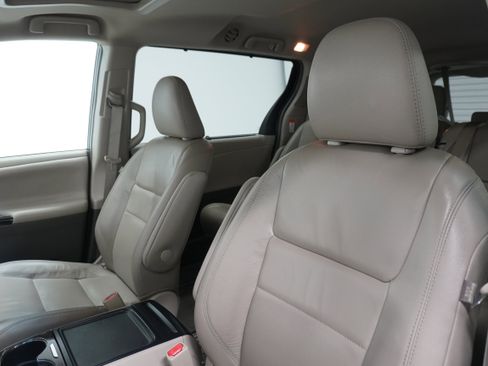 Used 2017 Toyota Sienna XLE w/ XLE Navigation Package FWD image 11