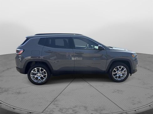 Used 2023 Jeep Compass Latitude AWD/4WD image 9