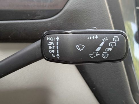 Used 2023 Volkswagen Tiguan SE FWD image 28