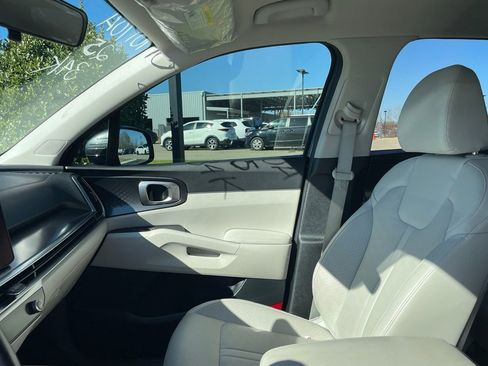 Used 2025 Kia Sorento S image 11