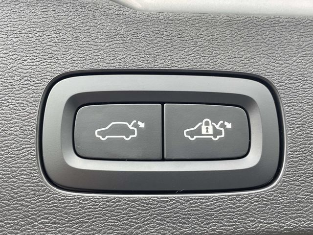 Certified 2024 Volvo V60 B5 Cross Country Plus w/ Climate Package AWD/4WD image 17