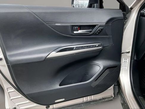 Used 2024 Toyota Venza XLE image 17