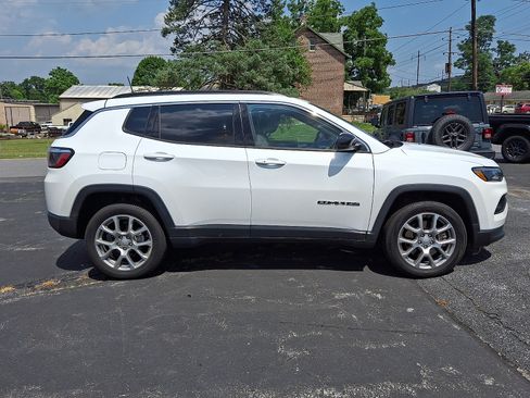 Used 2024 Jeep Compass Latitude AWD/4WD image 7