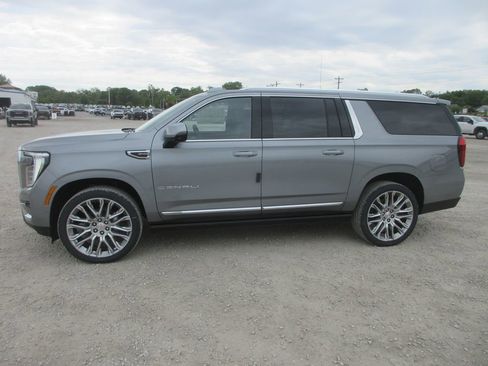 New 2026 GMC Yukon XL Denali w/ Denali Reserve Package AWD/4WD image 7