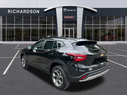 Used 2024 Chevrolet Trax LT w/ LT Convenience Package FWD image 3