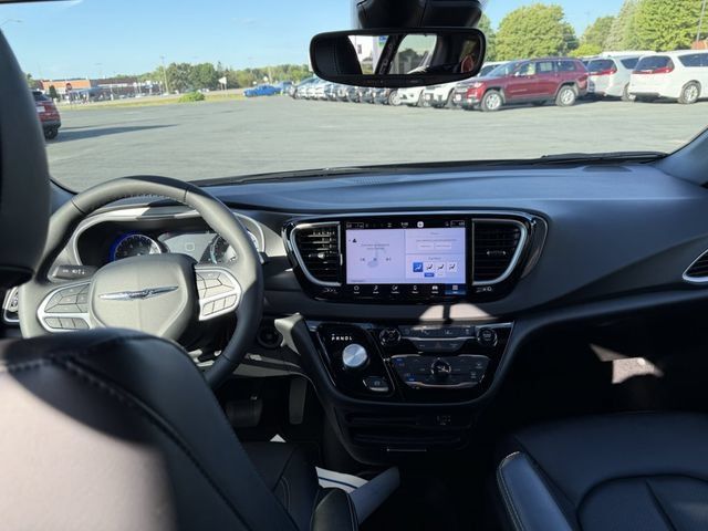 Used 2026 Chrysler Pacifica Select FWD image 17
