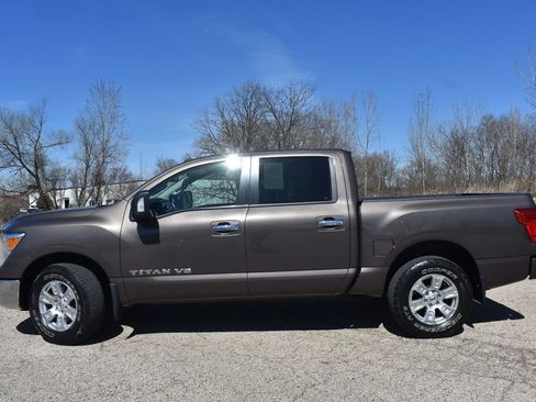 Used 2018 Nissan Titan SV w/ SV Convenience Package image 3