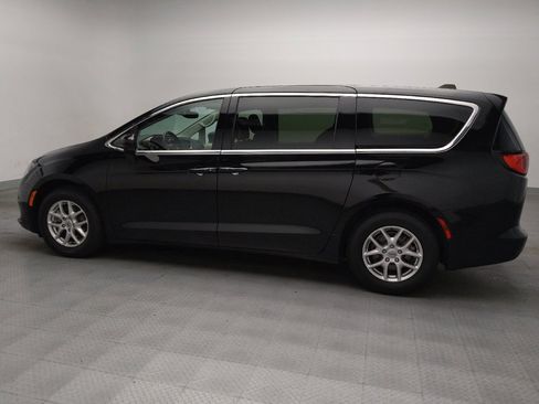 Used 2024 Chrysler Voyager LX FWD image 3