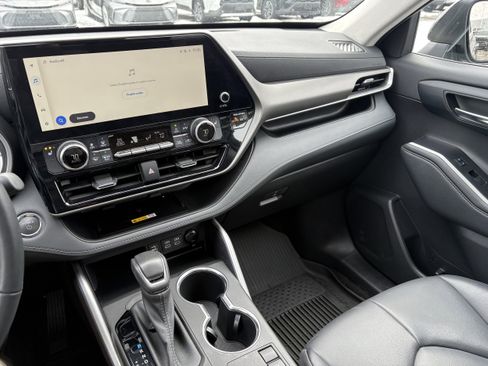 Certified 2023 Toyota Highlander XLE image 9