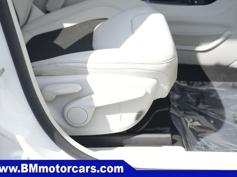 Used 2021 Jeep Cherokee Latitude Plus AWD/4WD image 28
