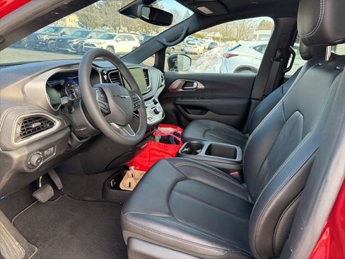 Used 2026 Chrysler Pacifica Select image 4