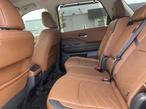 Used 2025 Nissan Pathfinder Platinum w/ Cargo Package AWD/4WD image 19