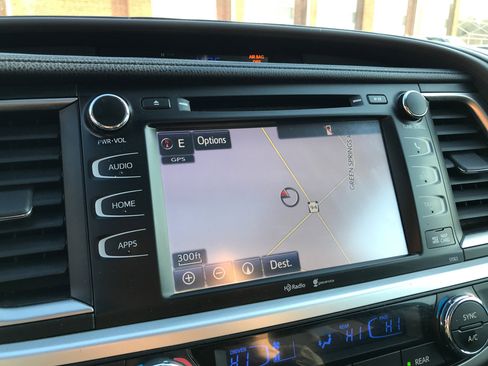 Used 2015 Toyota Highlander XLE image 19