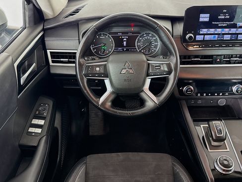 Used 2022 Mitsubishi Outlander SE image 16