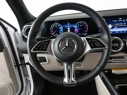 Used 2025 Mercedes-Benz GLB 250 image 2