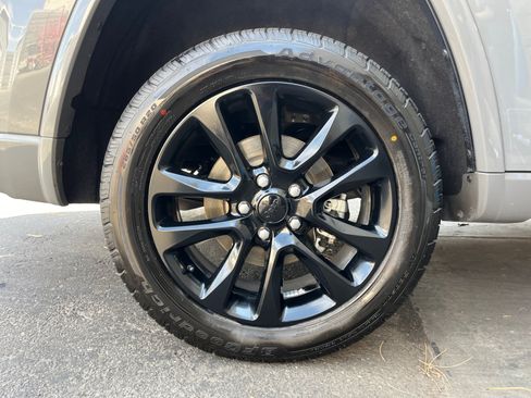 Used 2020 Jeep Grand Cherokee Altitude AWD/4WD image 30