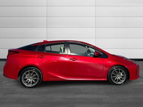 Used 2019 Toyota Prius XLE image 2