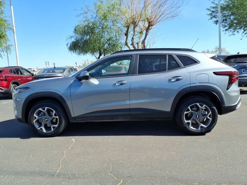 Used 2025 Chevrolet Trax LT w/ LT Convenience Package FWD image 2