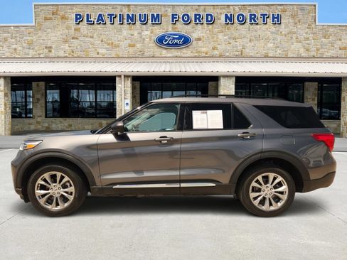Used 2022 Ford Explorer XLT w/ Equipment Group 202A AWD/4WD image 3