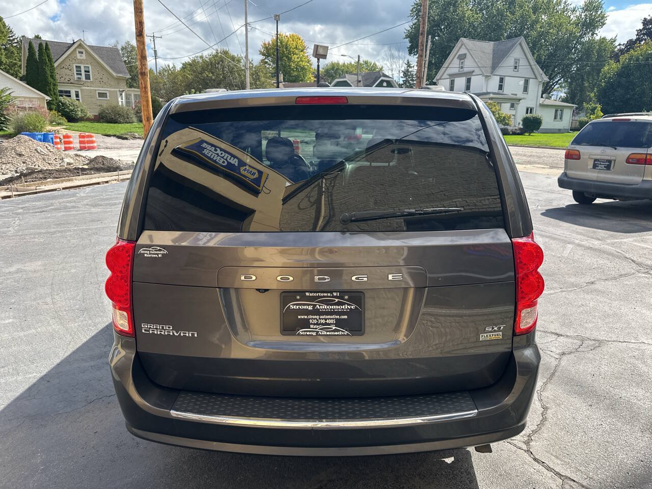 Used 2017 Dodge Grand Caravan SXT FWD image 4