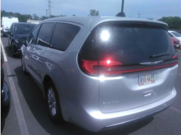 Used 2024 Chrysler Pacifica Touring-L FWD image 7