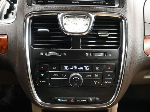 Used 2014 Chrysler Town & Country Touring image 18