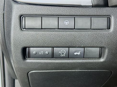 Used 2025 Nissan Rogue SV AWD/4WD image 17