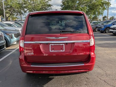 Used 2014 Chrysler Town & Country Touring image 5