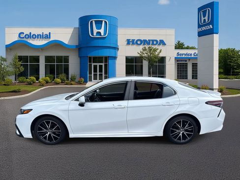 Used 2021 Toyota Camry SE image 3