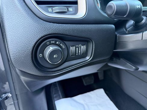 Used 2017 Jeep Renegade Latitude w/ Popular Equipment Group FWD image 15