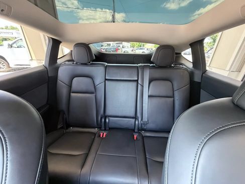 Used 2022 Tesla Model Y Long Range AWD/4WD image 25