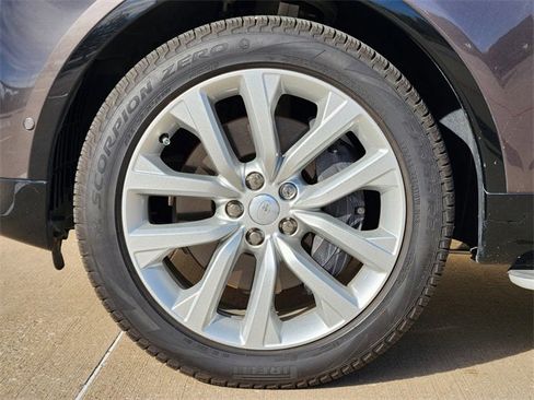 Used 2024 Land Rover Discovery Dynamic SE image 10