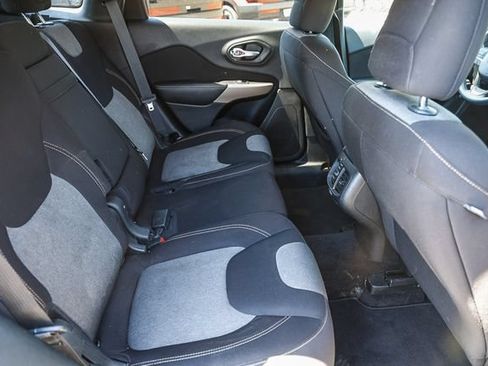 Used 2018 Jeep Cherokee Latitude FWD image 20