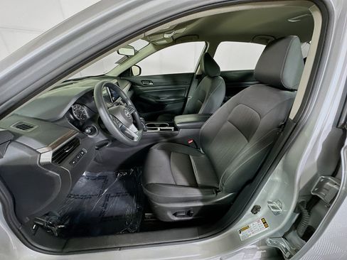 Used 2024 Nissan Altima 2.5 SV FWD image 12