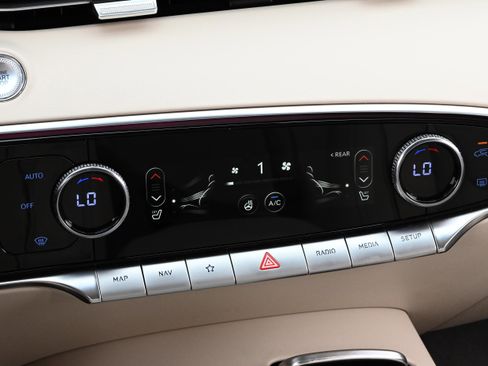 Used 2024 Genesis GV70 2.5T w/ Advanced Package image 18