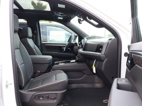 New 2025 Chevrolet Suburban Premier image 41