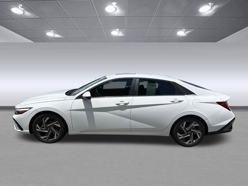 Used 2025 Hyundai Elantra Limited w/ Cargo Package FWD image 10