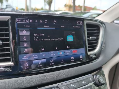 Used 2024 Chrysler Pacifica Touring-L image 14